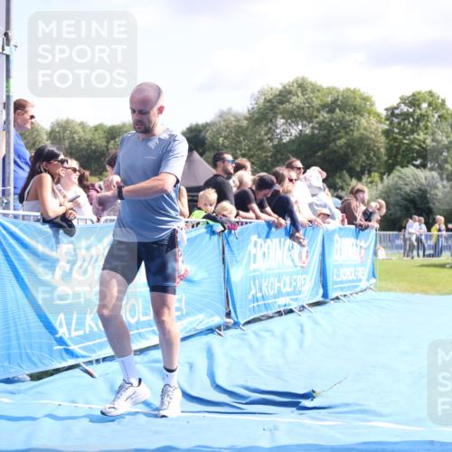 25.08.2024 - Elbe Triathlon Hamburg H.Heesch http://msf.ph/oto/6884704 25.08.2024 11:29:22 Ziel 663, 717 meine-sportfotos.de
