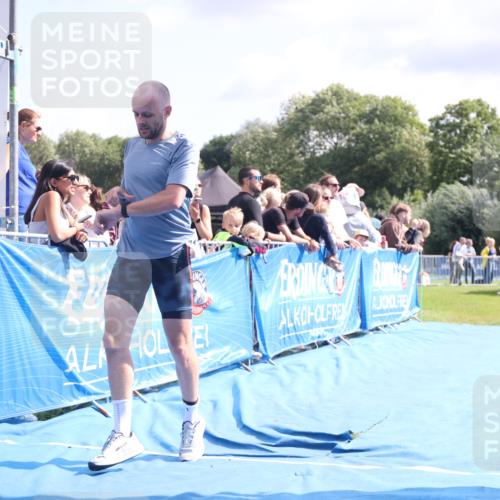 25.08.2024 - Elbe Triathlon Hamburg H.Heesch http://msf.ph/oto/6884705 25.08.2024 11:29:22 Ziel 663, 717 meine-sportfotos.de