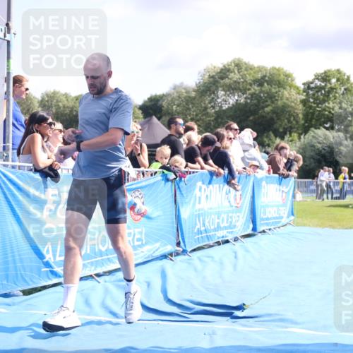 25.08.2024 - Elbe Triathlon Hamburg H.Heesch http://msf.ph/oto/6884707 25.08.2024 11:29:22 Ziel 663, 717 meine-sportfotos.de