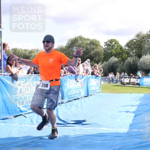 25.08.2024 - Elbe Triathlon Hamburg H.Heesch http://msf.ph/oto/6884847 25.08.2024 11:30:08 Ziel 280 meine-sportfotos.de