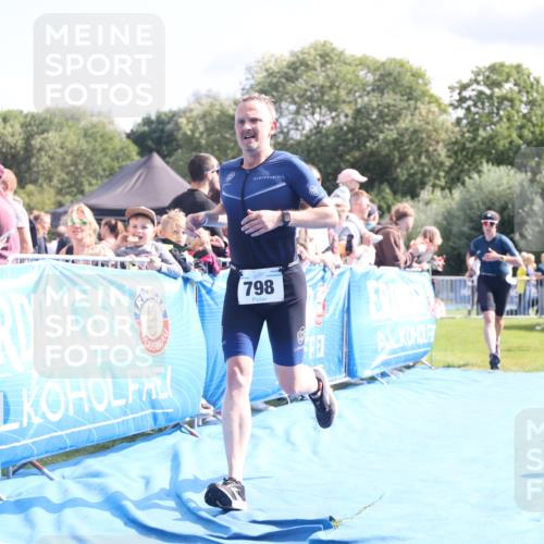 25.08.2024 - Elbe Triathlon Hamburg H.Heesch http://msf.ph/oto/6884873 25.08.2024 11:30:16 Ziel 526, 798 meine-sportfotos.de