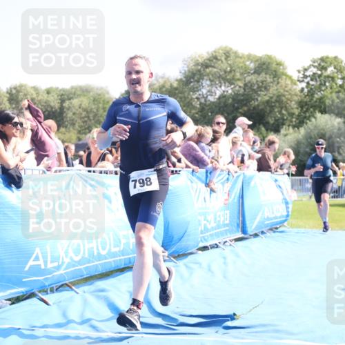 25.08.2024 - Elbe Triathlon Hamburg H.Heesch http://msf.ph/oto/6884883 25.08.2024 11:30:16 Ziel 526, 798 meine-sportfotos.de