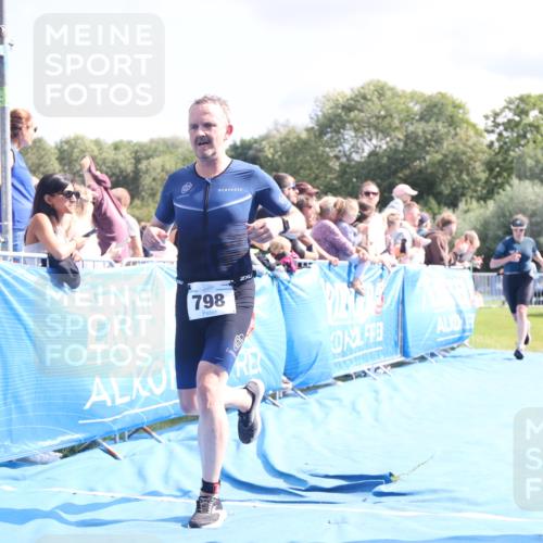 25.08.2024 - Elbe Triathlon Hamburg H.Heesch http://msf.ph/oto/6884887 25.08.2024 11:30:16 Ziel 526, 798 meine-sportfotos.de