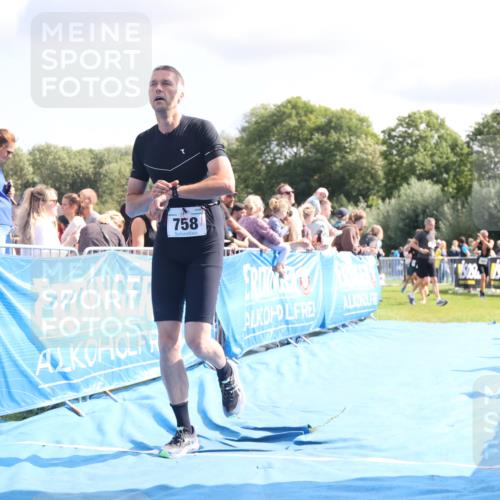 25.08.2024 - Elbe Triathlon Hamburg H.Heesch http://msf.ph/oto/6885000 25.08.2024 11:30:45 Ziel 709, 758, 796 meine-sportfotos.de