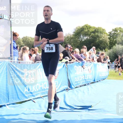 25.08.2024 - Elbe Triathlon Hamburg H.Heesch http://msf.ph/oto/6885007 25.08.2024 11:30:45 Ziel 709, 758, 796 meine-sportfotos.de