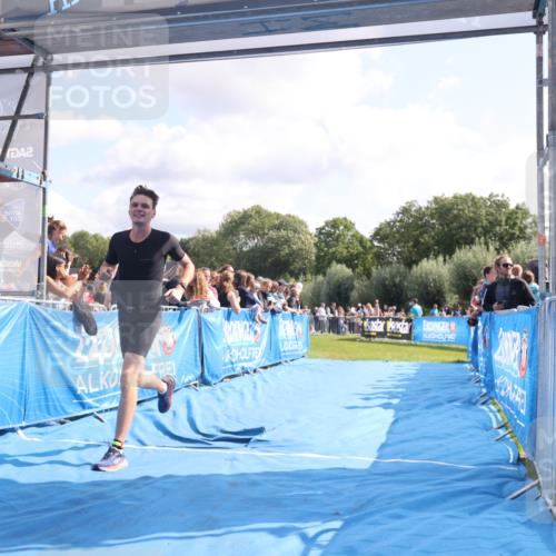 25.08.2024 - Elbe Triathlon Hamburg H.Heesch http://msf.ph/oto/6885171 25.08.2024 11:23:34 Ziel 576, 641 meine-sportfotos.de
