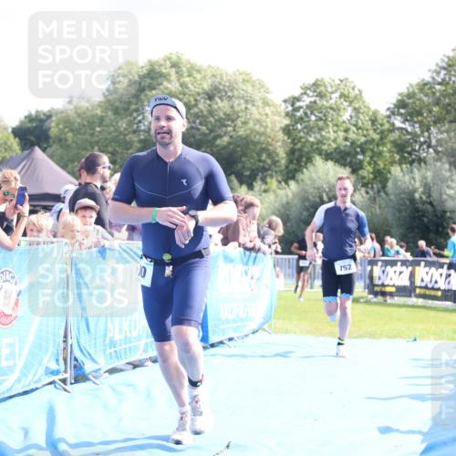25.08.2024 - Elbe Triathlon Hamburg H.Heesch http://msf.ph/oto/6885223 25.08.2024 11:31:15 Ziel 300, 752, 1433 meine-sportfotos.de