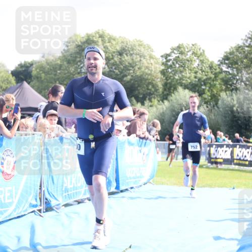 25.08.2024 - Elbe Triathlon Hamburg H.Heesch http://msf.ph/oto/6885225 25.08.2024 11:31:15 Ziel 300, 752, 1433 meine-sportfotos.de