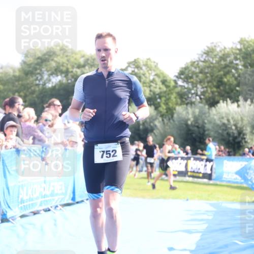 25.08.2024 - Elbe Triathlon Hamburg H.Heesch http://msf.ph/oto/6885250 25.08.2024 11:31:17 Ziel 300, 356, 643, 752 meine-sportfotos.de
