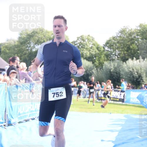 25.08.2024 - Elbe Triathlon Hamburg H.Heesch http://msf.ph/oto/6885258 25.08.2024 11:31:17 Ziel 300, 356, 643, 752 meine-sportfotos.de