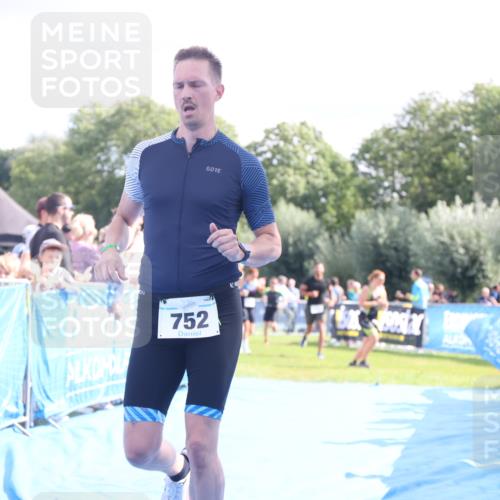 25.08.2024 - Elbe Triathlon Hamburg H.Heesch http://msf.ph/oto/6885259 25.08.2024 11:31:17 Ziel 300, 356, 643, 752 meine-sportfotos.de