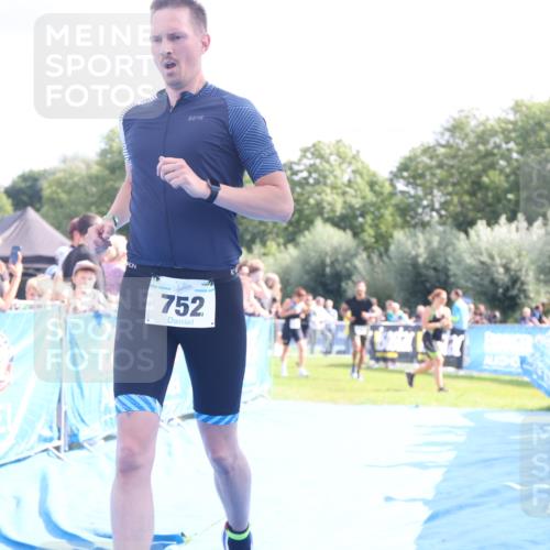 25.08.2024 - Elbe Triathlon Hamburg H.Heesch http://msf.ph/oto/6885265 25.08.2024 11:31:17 Ziel 300, 356, 643, 752 meine-sportfotos.de