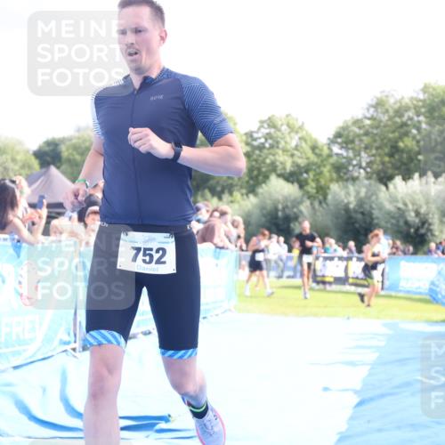 25.08.2024 - Elbe Triathlon Hamburg H.Heesch http://msf.ph/oto/6885269 25.08.2024 11:31:17 Ziel 300, 356, 643, 752 meine-sportfotos.de