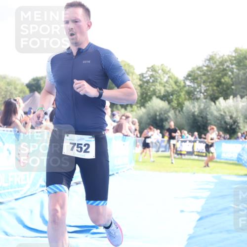 25.08.2024 - Elbe Triathlon Hamburg H.Heesch http://msf.ph/oto/6885270 25.08.2024 11:31:17 Ziel 300, 356, 643, 752 meine-sportfotos.de