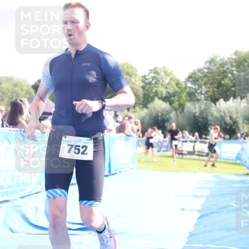 25.08.2024 - Elbe Triathlon Hamburg H.Heesch http://msf.ph/oto/6885272 25.08.2024 11:31:17 Ziel 300, 356, 643, 752 meine-sportfotos.de