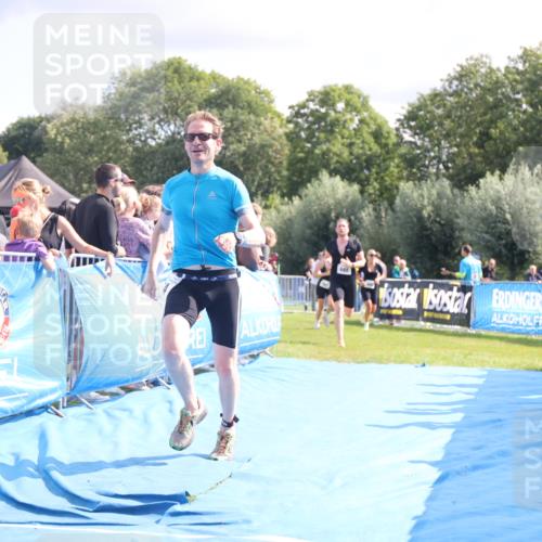 25.08.2024 - Elbe Triathlon Hamburg H.Heesch http://msf.ph/oto/6885739 25.08.2024 11:32:26 Ziel 374, 688 meine-sportfotos.de