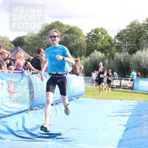 25.08.2024 - Elbe Triathlon Hamburg H.Heesch http://msf.ph/oto/6885742 25.08.2024 11:32:26 Ziel 374, 688 meine-sportfotos.de