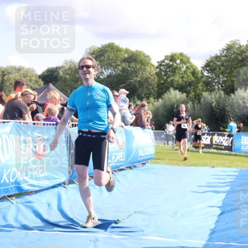 25.08.2024 - Elbe Triathlon Hamburg H.Heesch http://msf.ph/oto/6885748 25.08.2024 11:32:26 Ziel 374, 688 meine-sportfotos.de