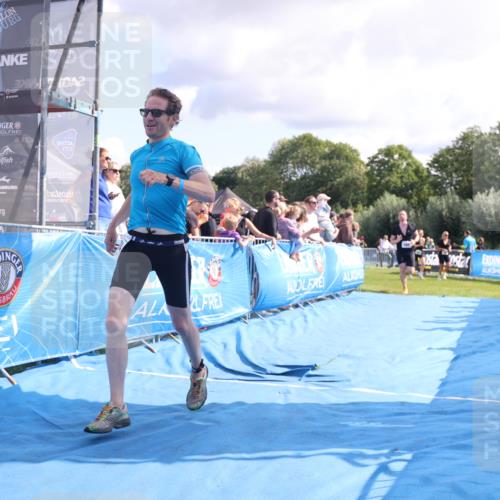 25.08.2024 - Elbe Triathlon Hamburg H.Heesch http://msf.ph/oto/6885766 25.08.2024 11:32:26 Ziel 374, 688 meine-sportfotos.de