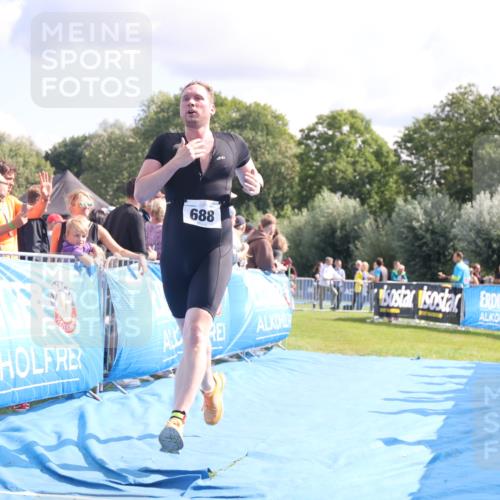 25.08.2024 - Elbe Triathlon Hamburg H.Heesch http://msf.ph/oto/6885786 25.08.2024 11:32:29 Ziel 374, 688 meine-sportfotos.de