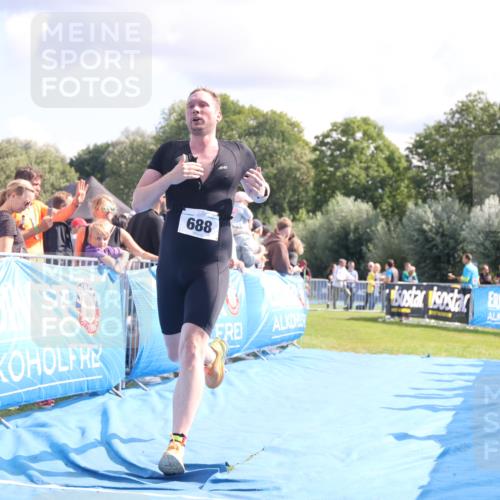 25.08.2024 - Elbe Triathlon Hamburg H.Heesch http://msf.ph/oto/6885790 25.08.2024 11:32:29 Ziel 374, 688 meine-sportfotos.de
