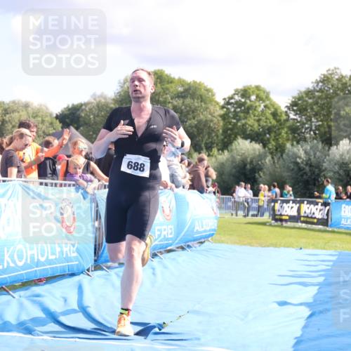 25.08.2024 - Elbe Triathlon Hamburg H.Heesch http://msf.ph/oto/6885792 25.08.2024 11:32:29 Ziel 374, 688 meine-sportfotos.de