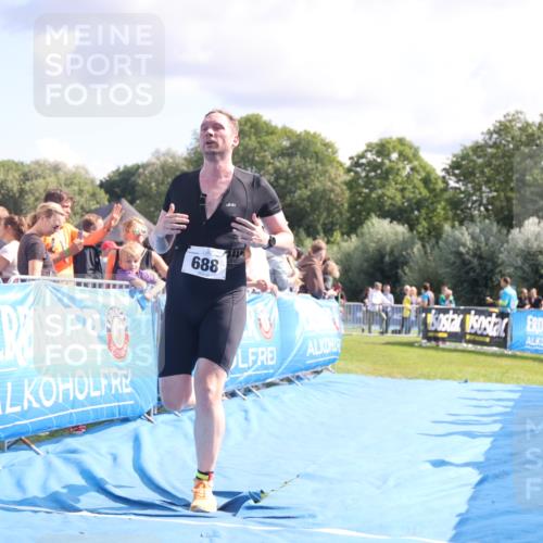 25.08.2024 - Elbe Triathlon Hamburg H.Heesch http://msf.ph/oto/6885794 25.08.2024 11:32:29 Ziel 374, 688 meine-sportfotos.de