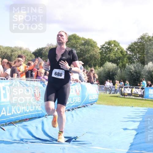 25.08.2024 - Elbe Triathlon Hamburg H.Heesch http://msf.ph/oto/6885796 25.08.2024 11:32:29 Ziel 374, 688 meine-sportfotos.de