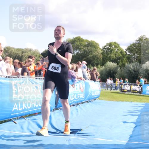 25.08.2024 - Elbe Triathlon Hamburg H.Heesch http://msf.ph/oto/6885800 25.08.2024 11:32:29 Ziel 374, 688 meine-sportfotos.de