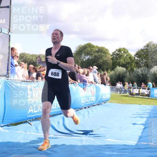 25.08.2024 - Elbe Triathlon Hamburg H.Heesch http://msf.ph/oto/6885806 25.08.2024 11:32:29 Ziel 374, 688 meine-sportfotos.de