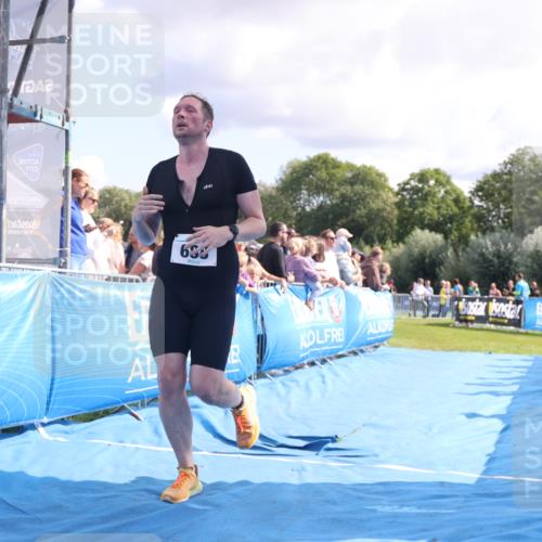 25.08.2024 - Elbe Triathlon Hamburg H.Heesch http://msf.ph/oto/6885810 25.08.2024 11:32:30 Ziel 374, 688 meine-sportfotos.de