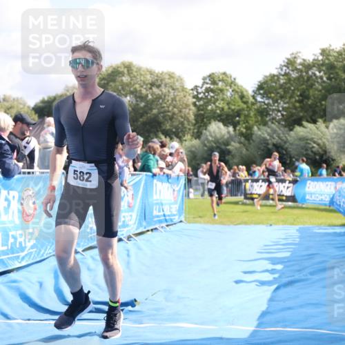 25.08.2024 - Elbe Triathlon Hamburg H.Heesch http://msf.ph/oto/6885829 25.08.2024 11:25:17 Ziel 582, 588, 685, 728, 797, 1600 meine-sportfotos.de