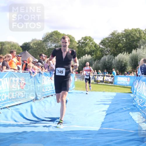 25.08.2024 - Elbe Triathlon Hamburg H.Heesch http://msf.ph/oto/6885840 25.08.2024 11:32:38 Ziel 370, 745 meine-sportfotos.de