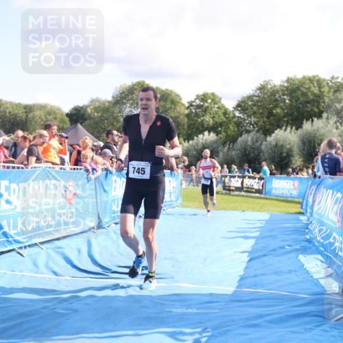 25.08.2024 - Elbe Triathlon Hamburg H.Heesch http://msf.ph/oto/6885844 25.08.2024 11:32:38 Ziel 370, 745 meine-sportfotos.de