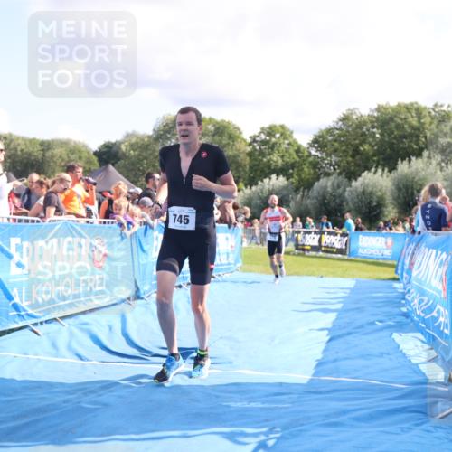25.08.2024 - Elbe Triathlon Hamburg H.Heesch http://msf.ph/oto/6885846 25.08.2024 11:32:38 Ziel 370, 745 meine-sportfotos.de