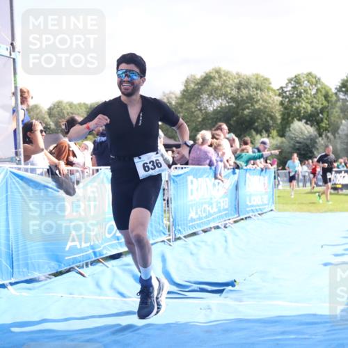 25.08.2024 - Elbe Triathlon Hamburg H.Heesch http://msf.ph/oto/6885886 25.08.2024 11:25:32 Ziel 636, 684 meine-sportfotos.de