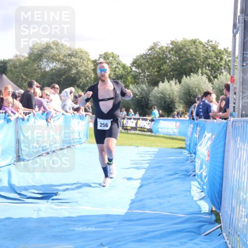 25.08.2024 - Elbe Triathlon Hamburg H.Heesch http://msf.ph/oto/6886010 25.08.2024 11:33:00 Ziel 256, 407, 737 meine-sportfotos.de