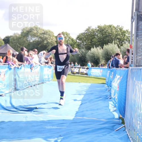 25.08.2024 - Elbe Triathlon Hamburg H.Heesch http://msf.ph/oto/6886012 25.08.2024 11:33:00 Ziel 256, 407, 737 meine-sportfotos.de