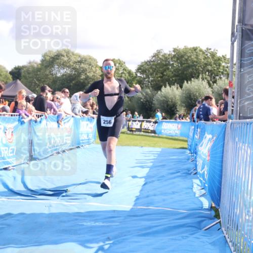 25.08.2024 - Elbe Triathlon Hamburg H.Heesch http://msf.ph/oto/6886014 25.08.2024 11:33:00 Ziel 256, 407, 737 meine-sportfotos.de