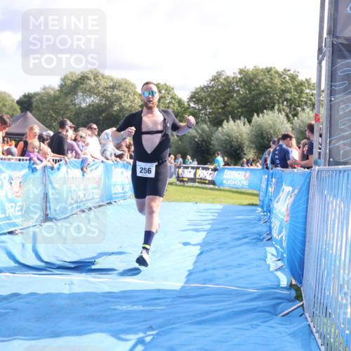 25.08.2024 - Elbe Triathlon Hamburg H.Heesch http://msf.ph/oto/6886015 25.08.2024 11:33:01 Ziel 256, 407, 737 meine-sportfotos.de
