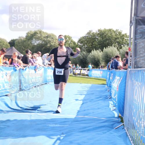 25.08.2024 - Elbe Triathlon Hamburg H.Heesch http://msf.ph/oto/6886018 25.08.2024 11:33:01 Ziel 256, 407, 737 meine-sportfotos.de