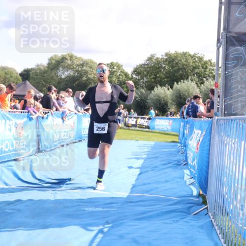 25.08.2024 - Elbe Triathlon Hamburg H.Heesch http://msf.ph/oto/6886020 25.08.2024 11:33:01 Ziel 256, 407, 737 meine-sportfotos.de