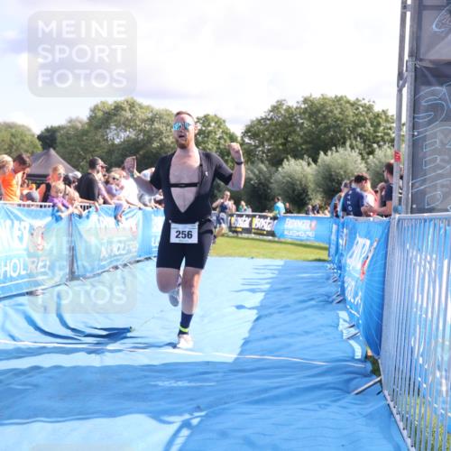 25.08.2024 - Elbe Triathlon Hamburg H.Heesch http://msf.ph/oto/6886021 25.08.2024 11:33:01 Ziel 256, 407, 737 meine-sportfotos.de