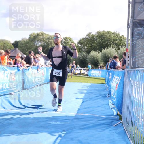 25.08.2024 - Elbe Triathlon Hamburg H.Heesch http://msf.ph/oto/6886023 25.08.2024 11:33:01 Ziel 256, 407, 737 meine-sportfotos.de