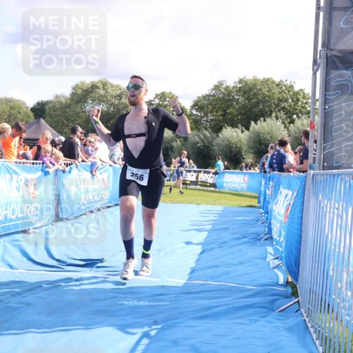 25.08.2024 - Elbe Triathlon Hamburg H.Heesch http://msf.ph/oto/6886025 25.08.2024 11:33:01 Ziel 256, 407, 737 meine-sportfotos.de