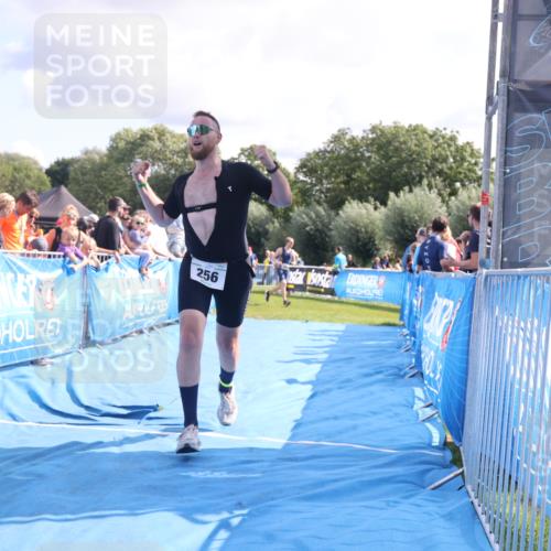 25.08.2024 - Elbe Triathlon Hamburg H.Heesch http://msf.ph/oto/6886027 25.08.2024 11:33:01 Ziel 256, 407, 737 meine-sportfotos.de