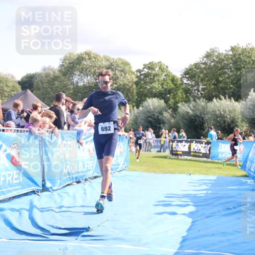 25.08.2024 - Elbe Triathlon Hamburg H.Heesch http://msf.ph/oto/6886282 25.08.2024 11:33:41 Ziel 485, 692 meine-sportfotos.de