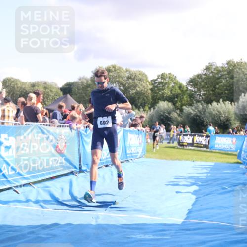 25.08.2024 - Elbe Triathlon Hamburg H.Heesch http://msf.ph/oto/6886298 25.08.2024 11:33:41 Ziel 485, 692 meine-sportfotos.de