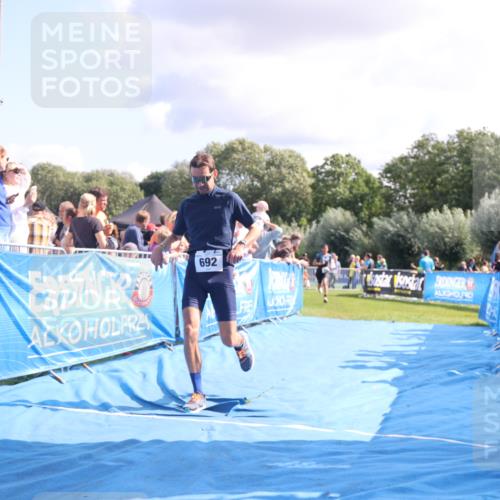 25.08.2024 - Elbe Triathlon Hamburg H.Heesch http://msf.ph/oto/6886301 25.08.2024 11:33:42 Ziel 485, 692 meine-sportfotos.de