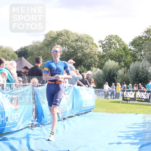 25.08.2024 - Elbe Triathlon Hamburg H.Heesch http://msf.ph/oto/6886636 25.08.2024 11:27:11 Ziel 464, 664 meine-sportfotos.de